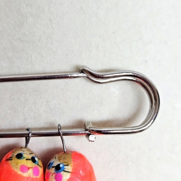 VINTAGE Matryoshka Russian Pink Nesting Dolls Hand Painted Brooch Pin - Picture 6 of 6